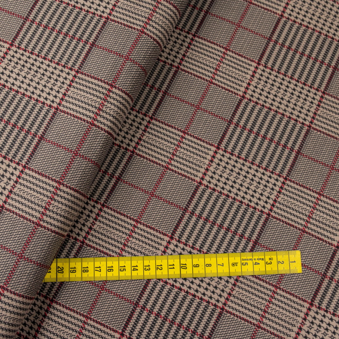 Tkanina płaszczowa wzór kratka w odcieniu czerwieni i czerni na beżowym tle