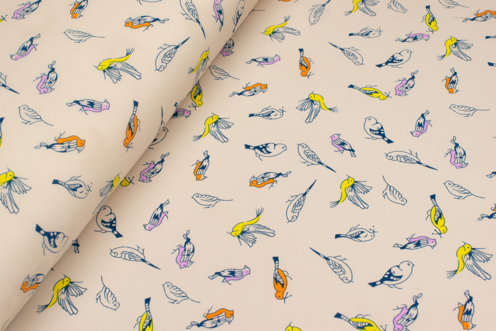 Tkanina silki wzór ptaki kolor brzoskwiniowy