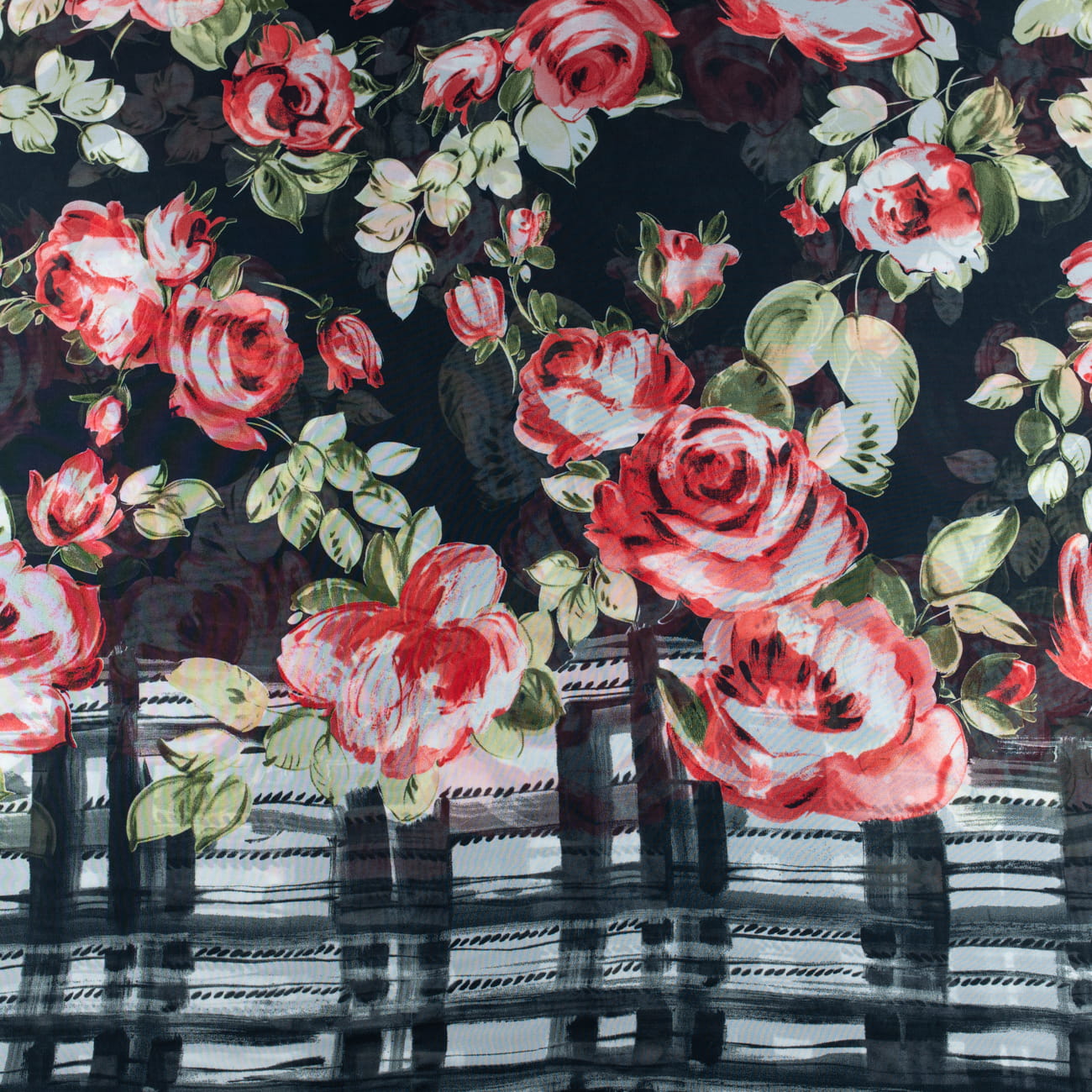 Szyfon w kwiaty na czarnym tle