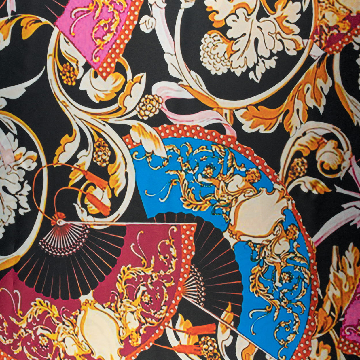 Tkanina Satyna w wachlarze wzor versace czarny