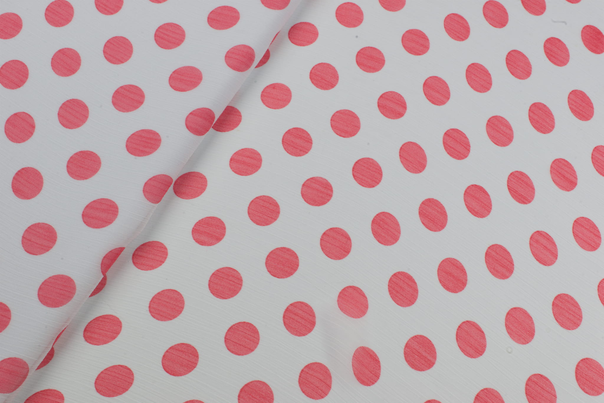 Tkanina szyfon wzór grochy różowe na białym tle