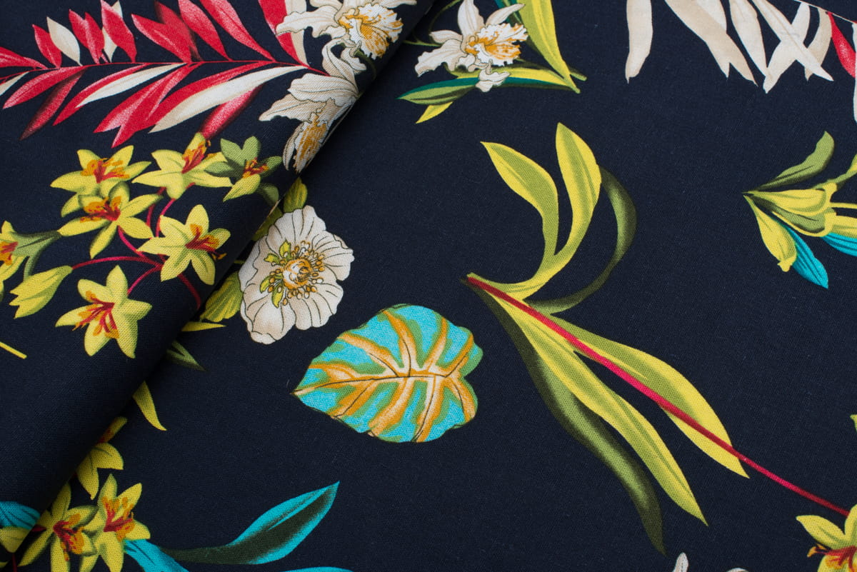 Len z wiskozą kwiatowy print / wielokolorowy na granatowym tle