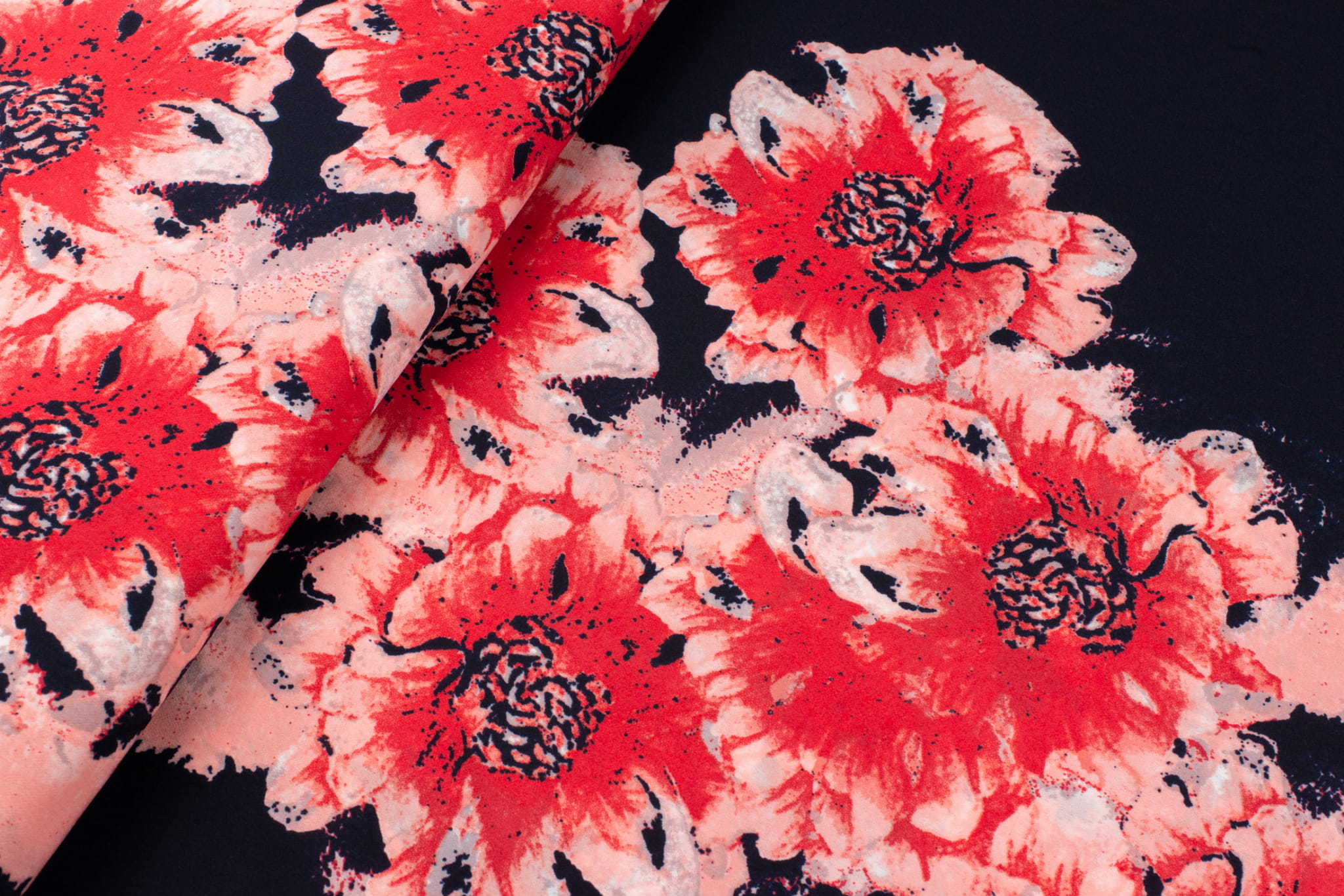 Tkanina kelly krepa wzór kwiaty na atramentowym tle