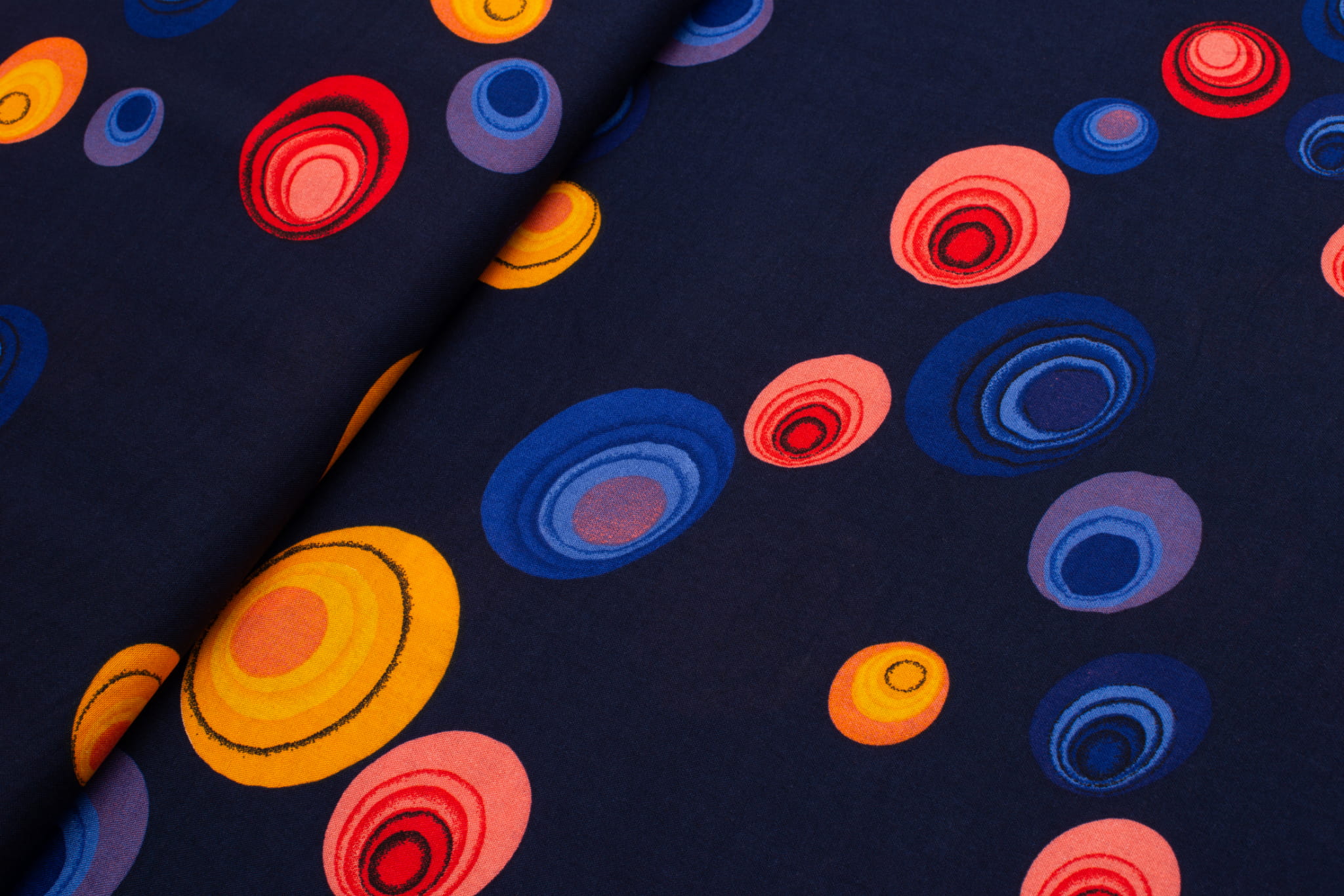 Tkanina wiskoza pride na granatowym tle