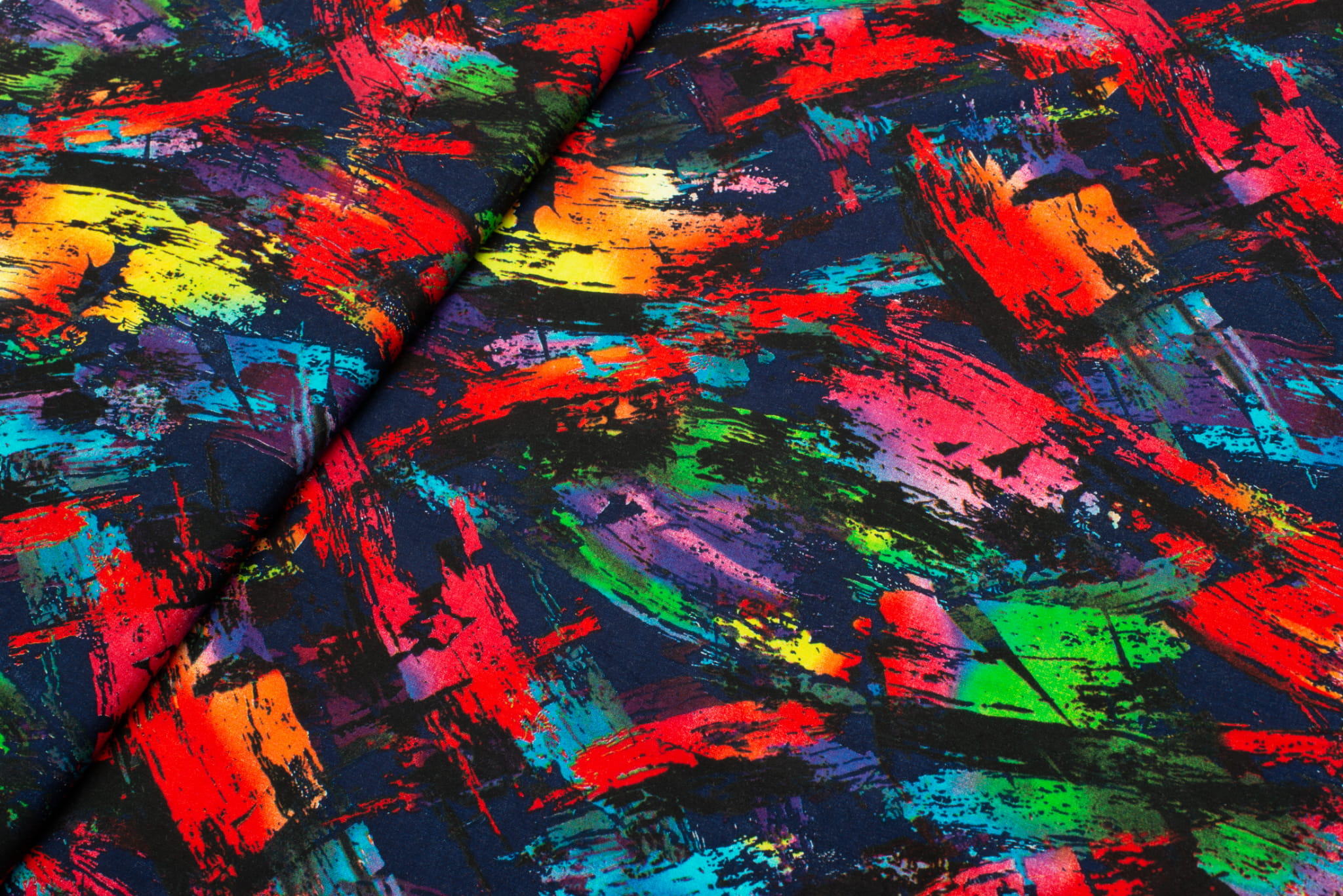 Tkanina wiskoza wzór malowany na granatowym tle