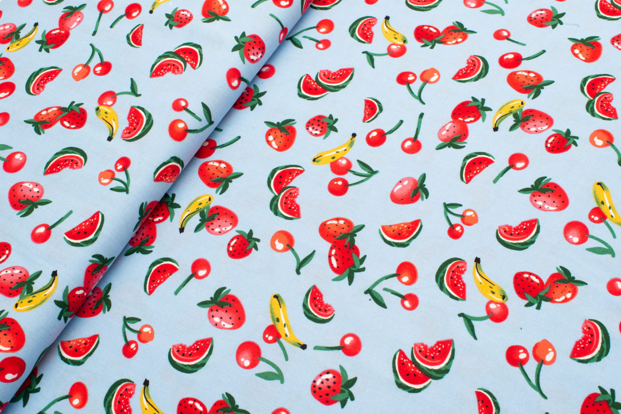Tkanina wiskoza owoce na błękitnym tle