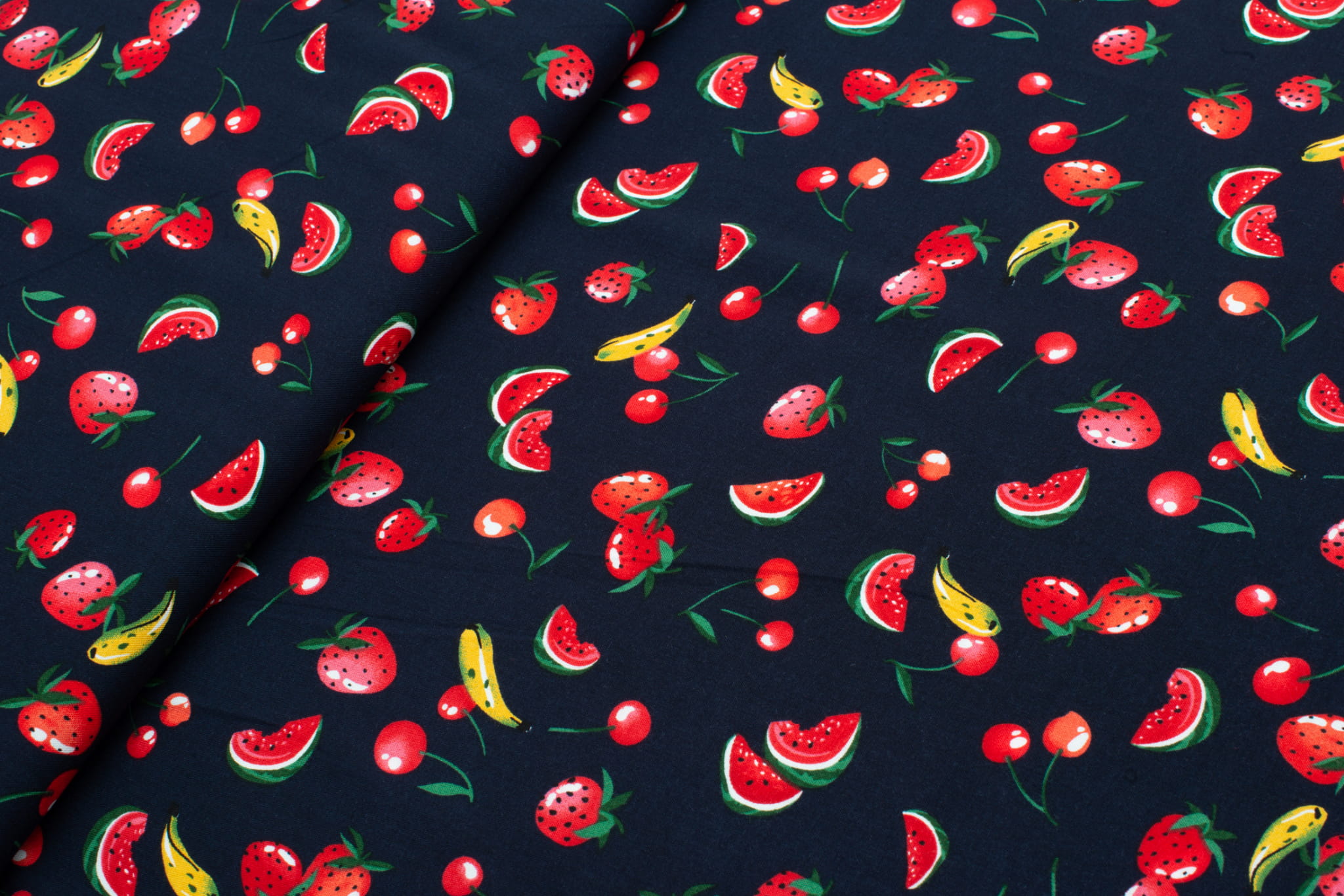 Tkanina wiskoza owoce na granatowym tle