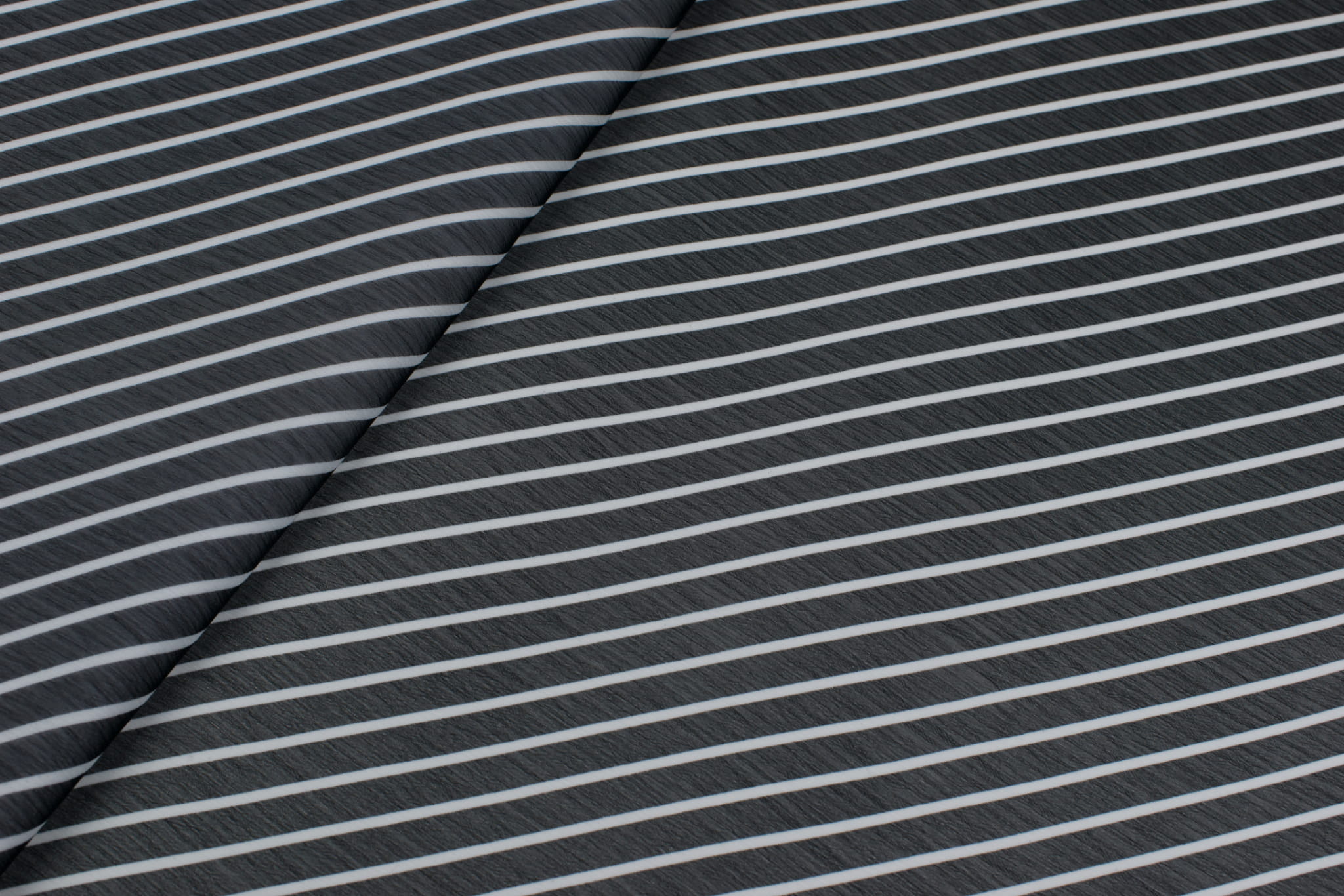 Tkanina szyfon wzór pasy skośne białe, czarne