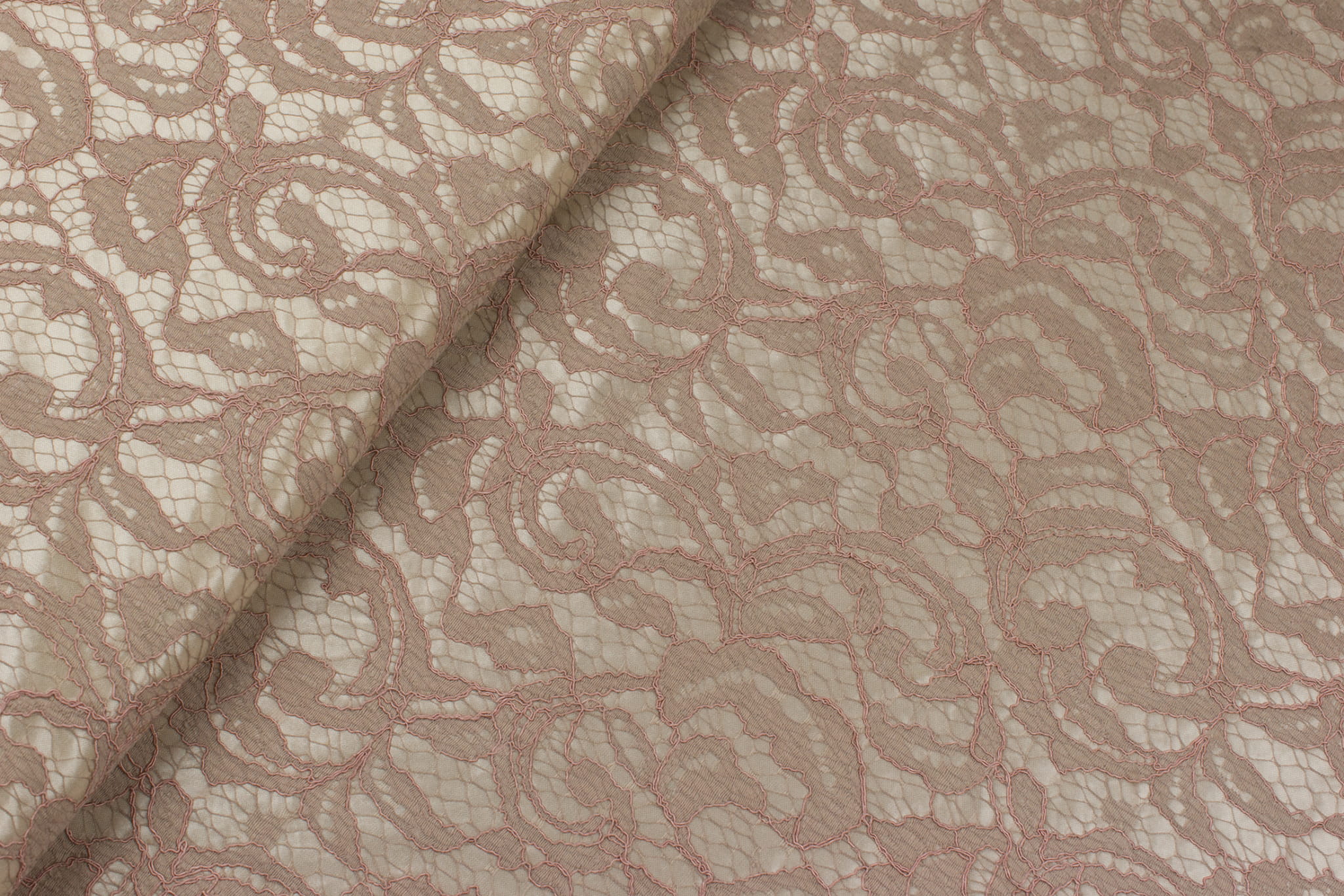 Koronka na satynie beż