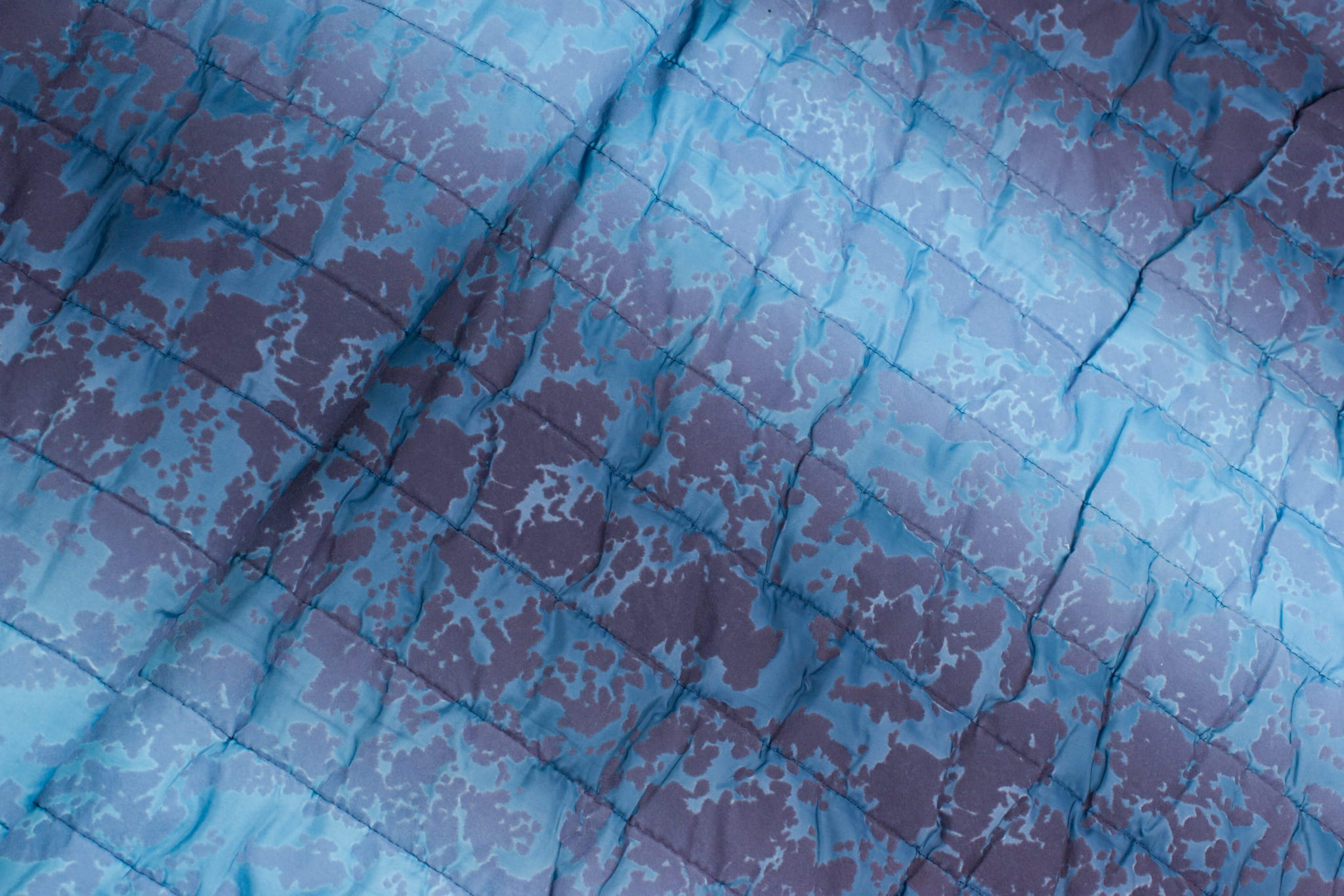 Tkanina pikowana wzór pasy odcienie niebieskiego, flok