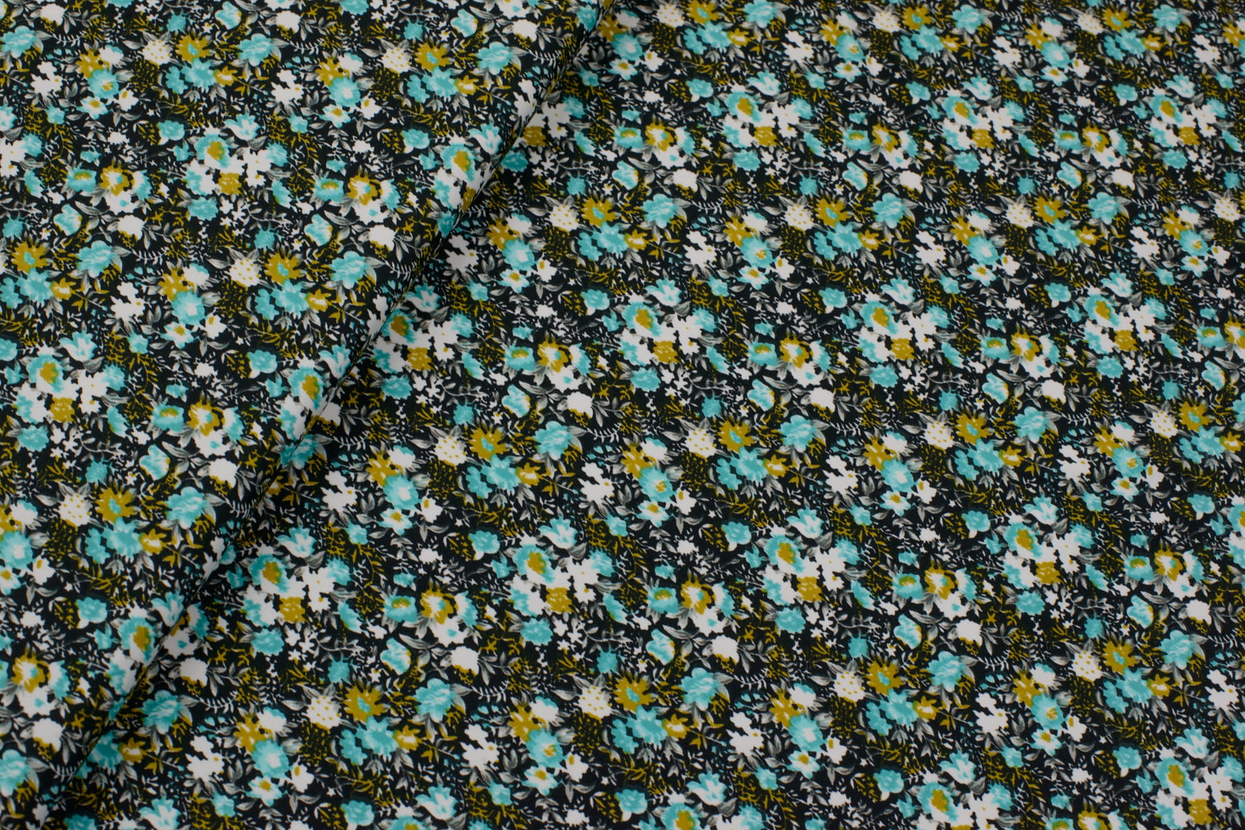 Dzianina jersey ity wzór łączka kwiatowa na czarnym tle