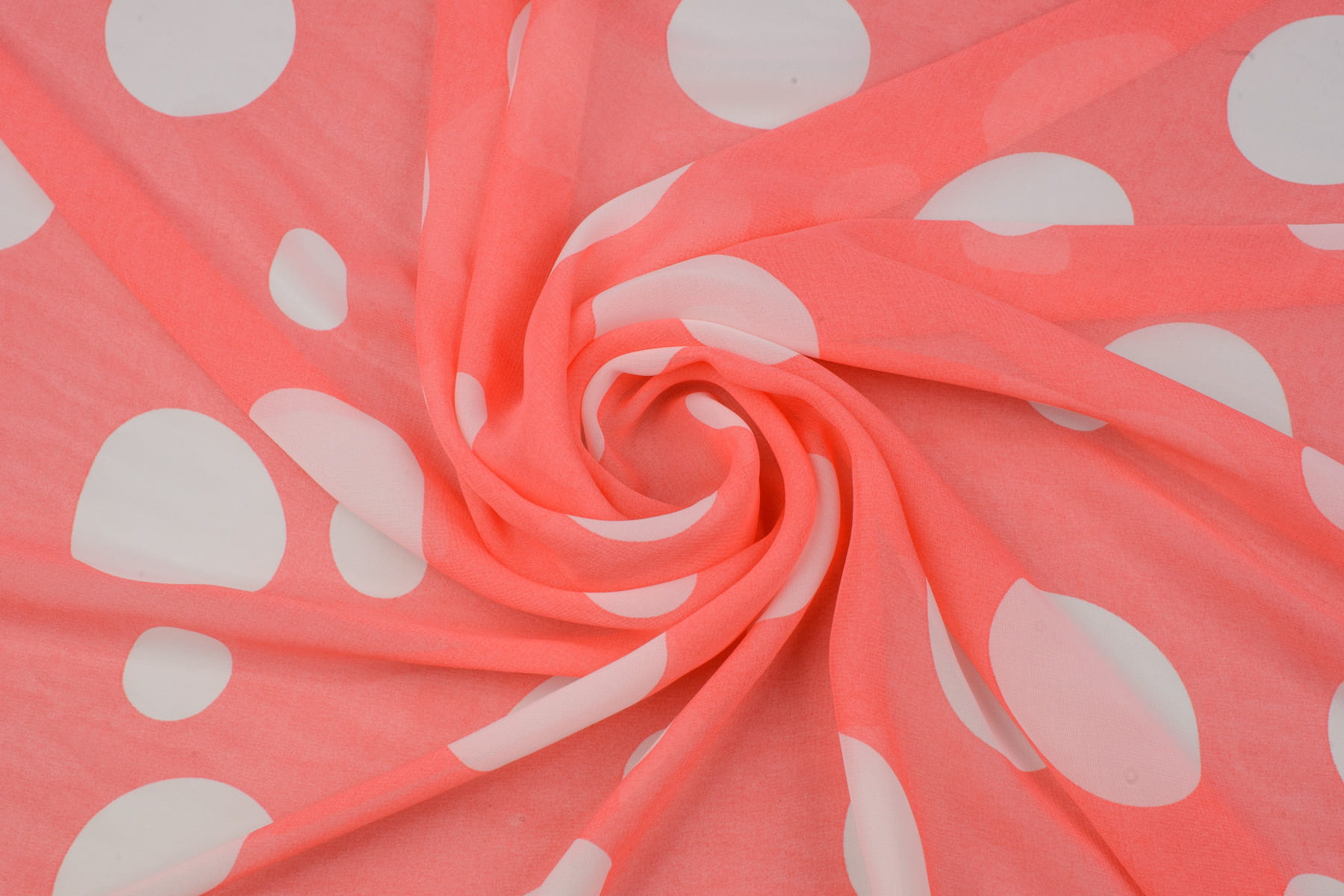 Tkanina szyfon wzór grochy na łososiowym tle