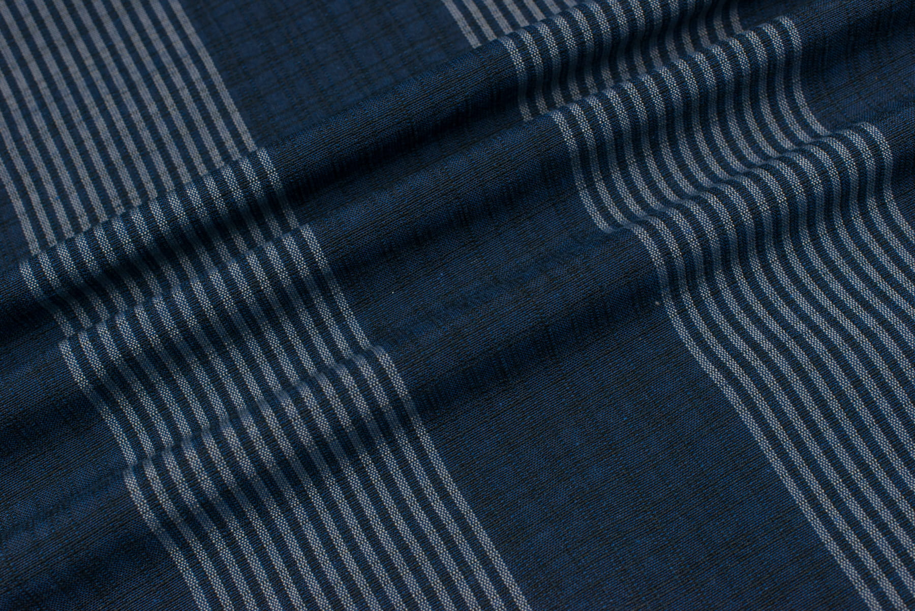 Materiały tapicerskie kolor granatowy, wzór krata