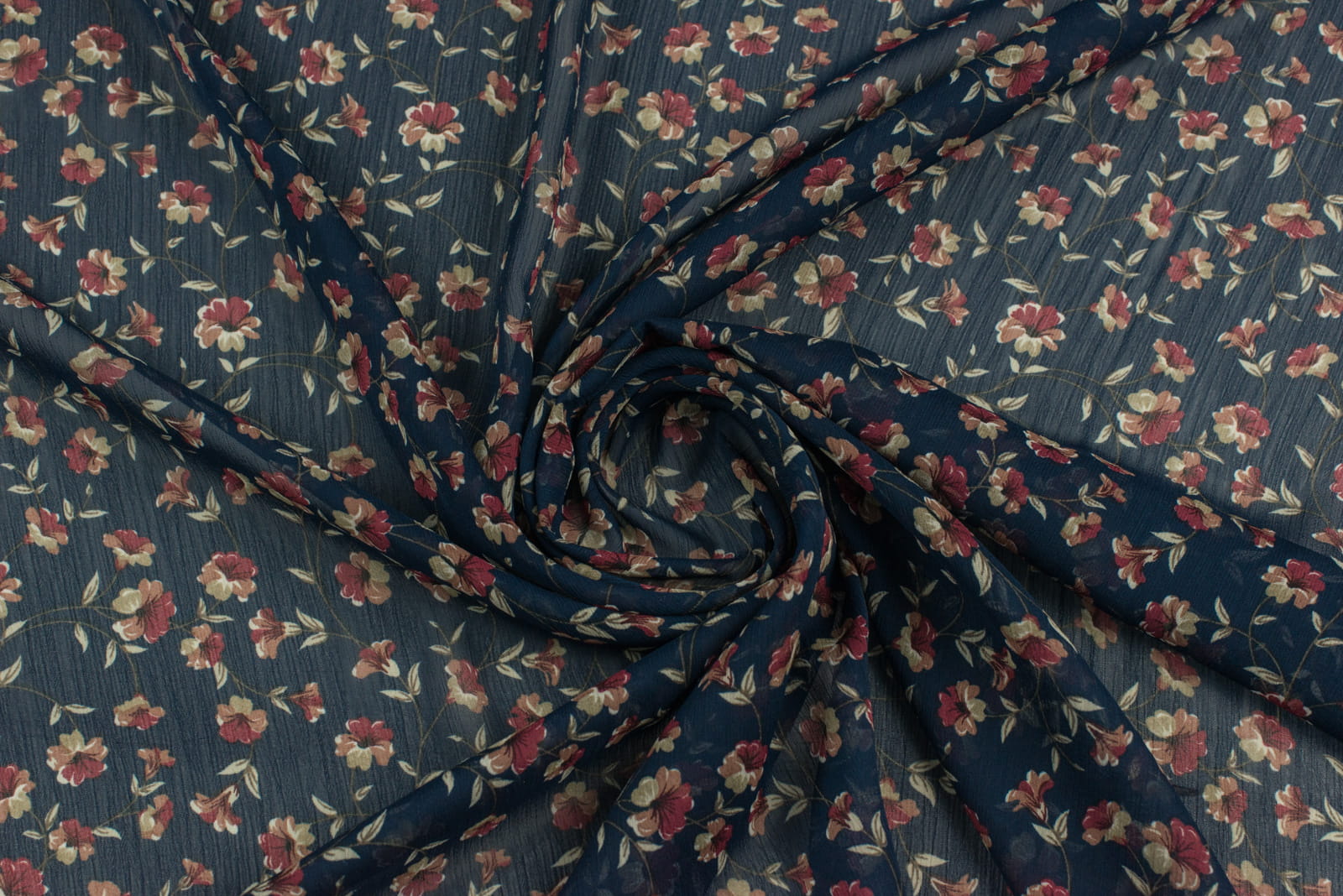 Tkanina szyfon wzór łączka kwiatowa na granatowym tle