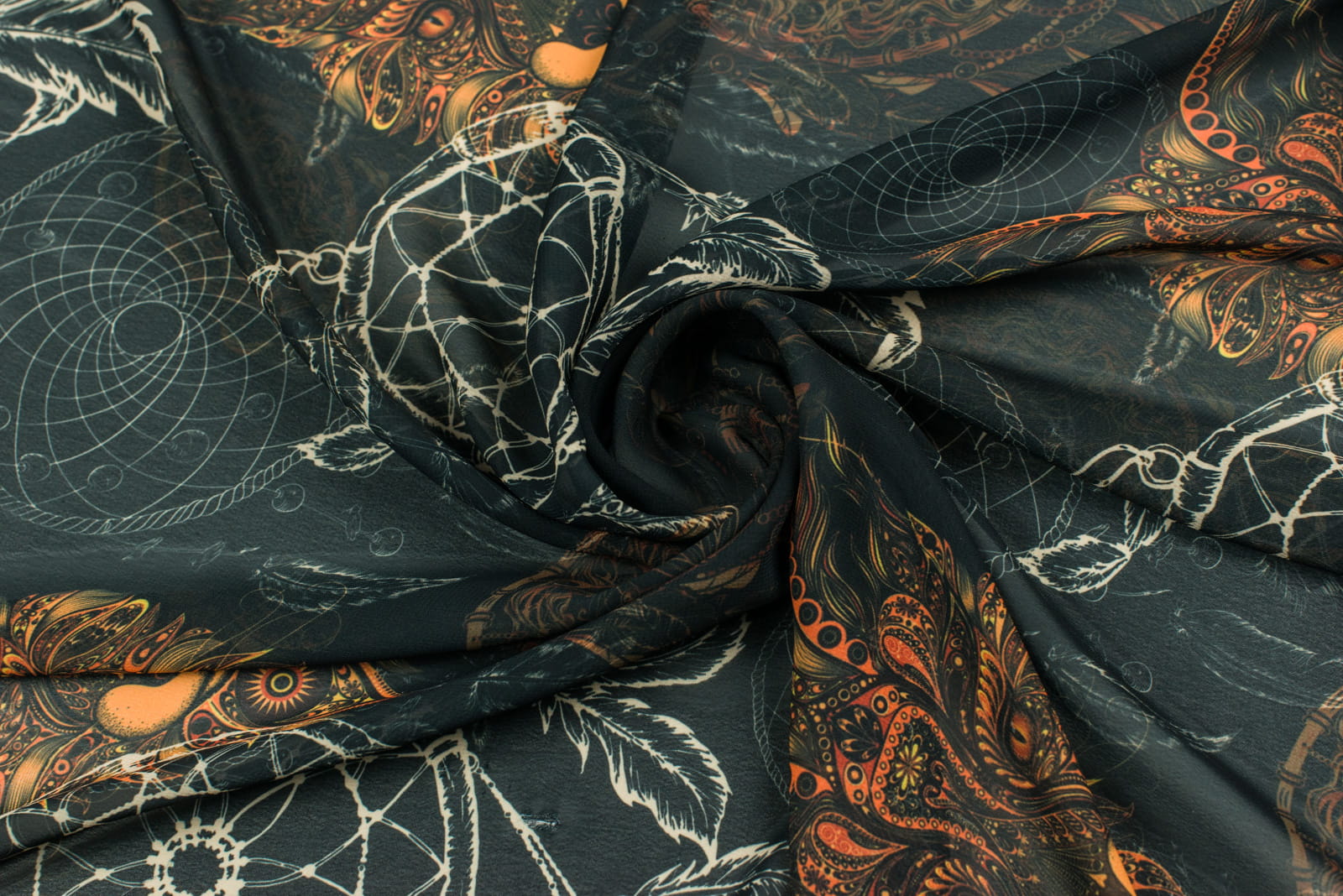 Tkanina szyfon wzór łapacze snów, wilki kolor czarny