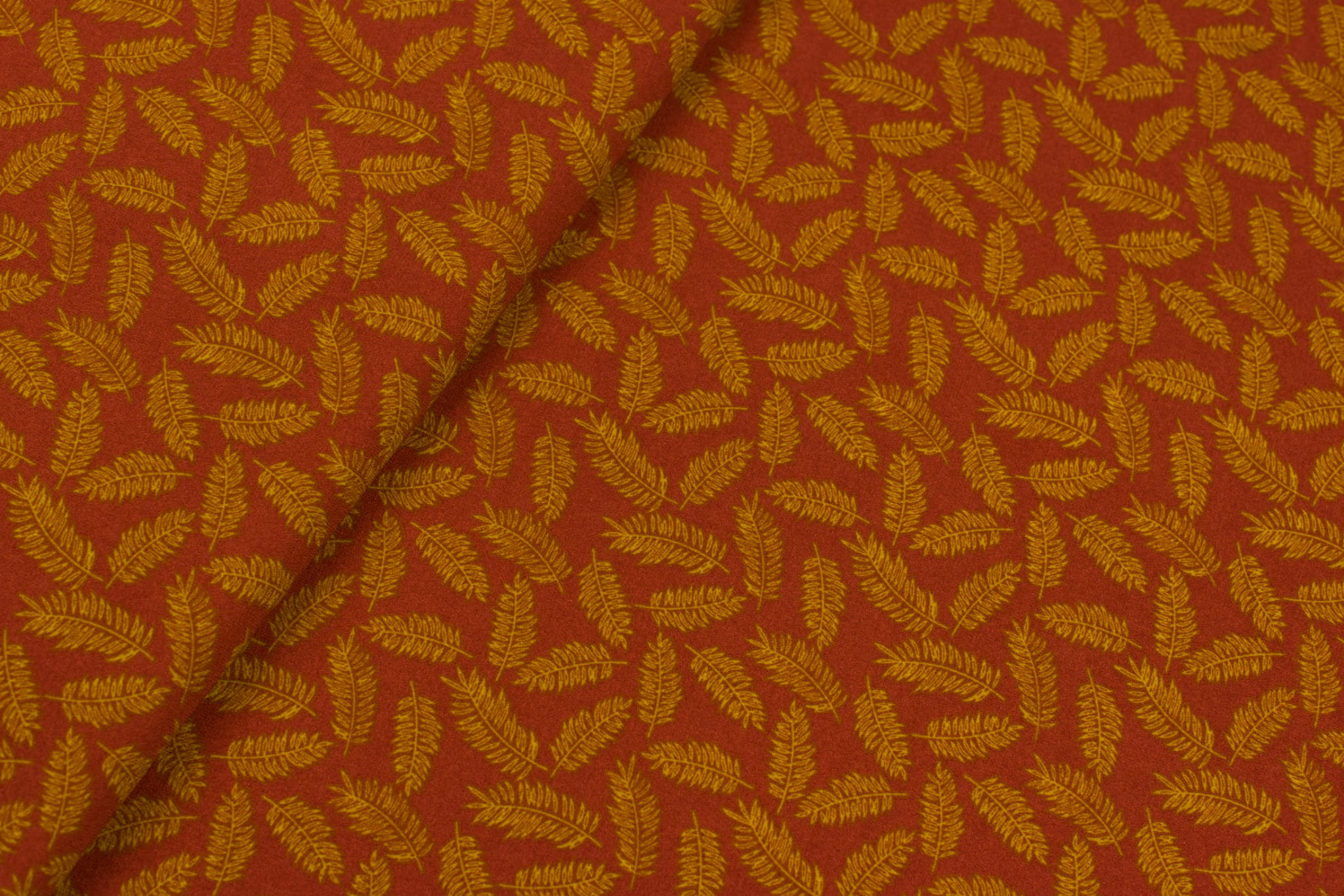 Tkanina milano krepa wzór liście paproci kolor rudu